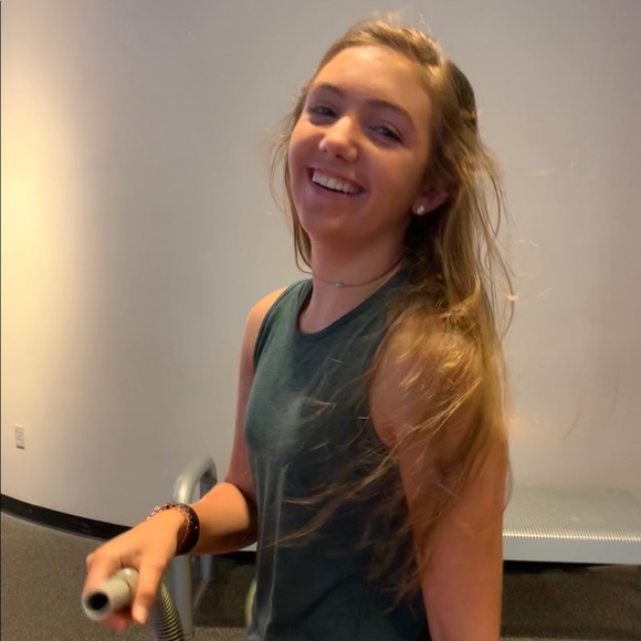 Meet your Posher, Megan - Picture 5 of 7